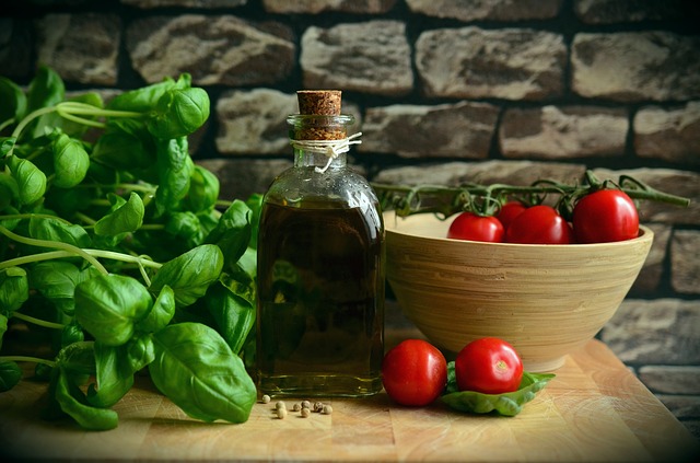 olivový olej, rajčata a bazalka