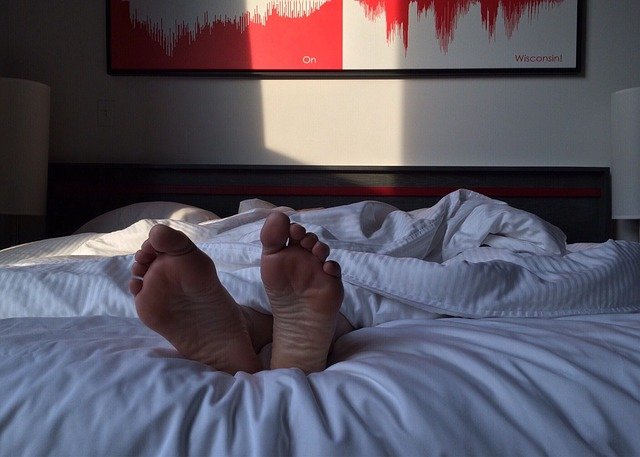 nohy v posteli.jpg