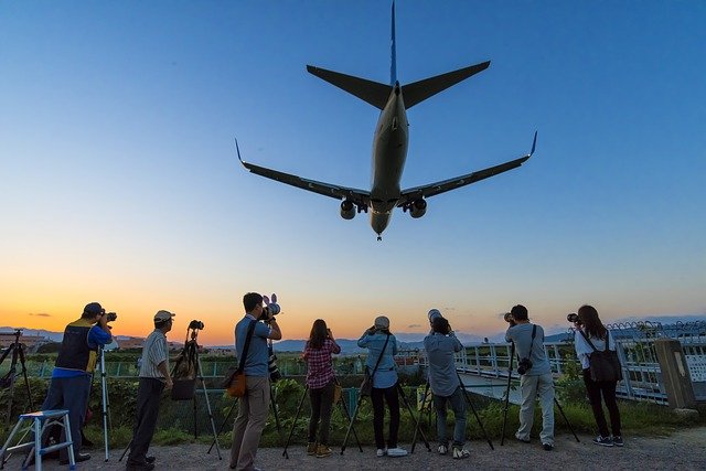 Ľudia fotia lietadlo vo vzduchu.jpg