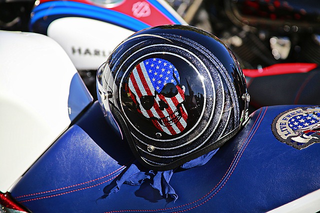 Motorka a moto-prilba, farby americkej zástavy, smrtka.jpg
